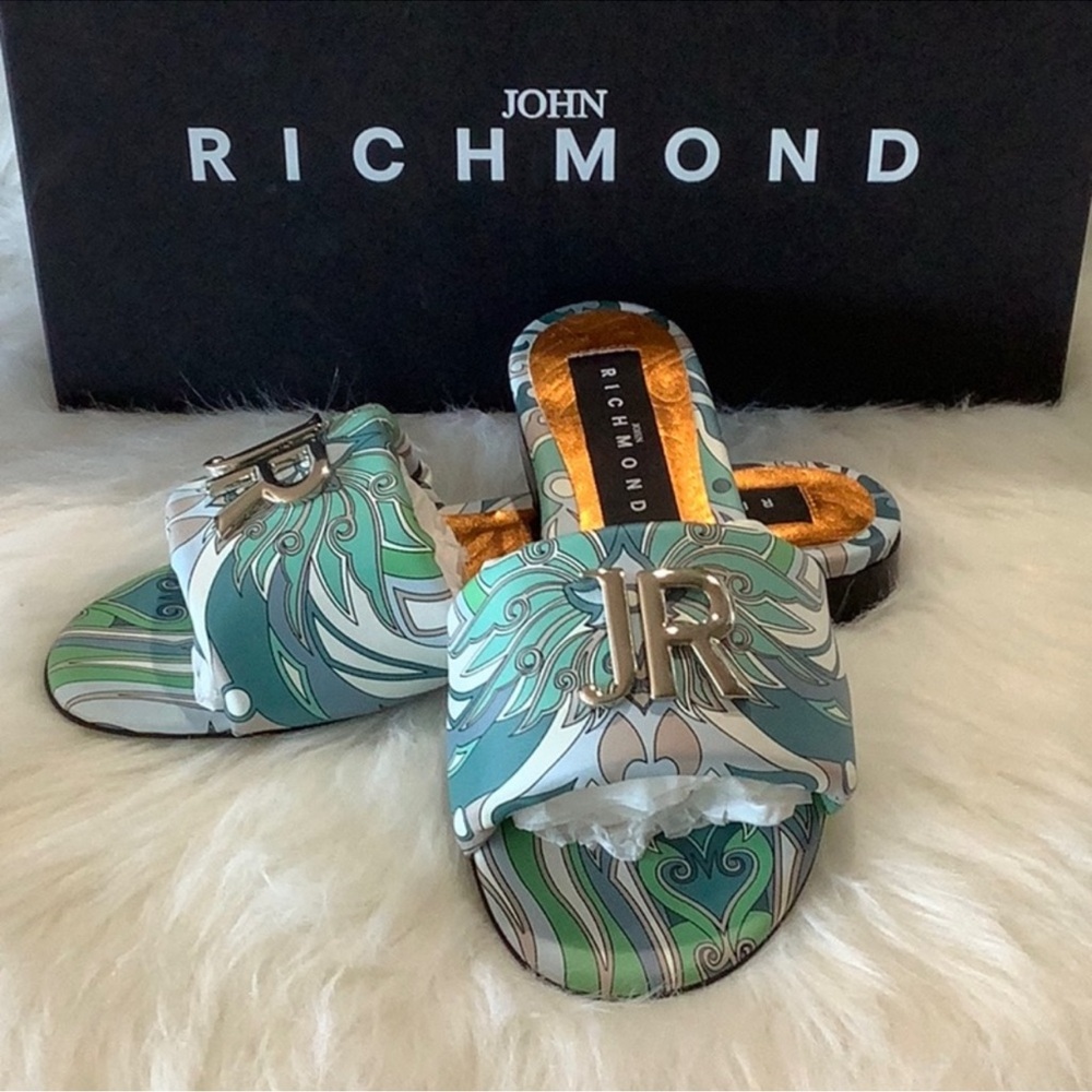 😍”NWT “ John Richmond Print Sandals !